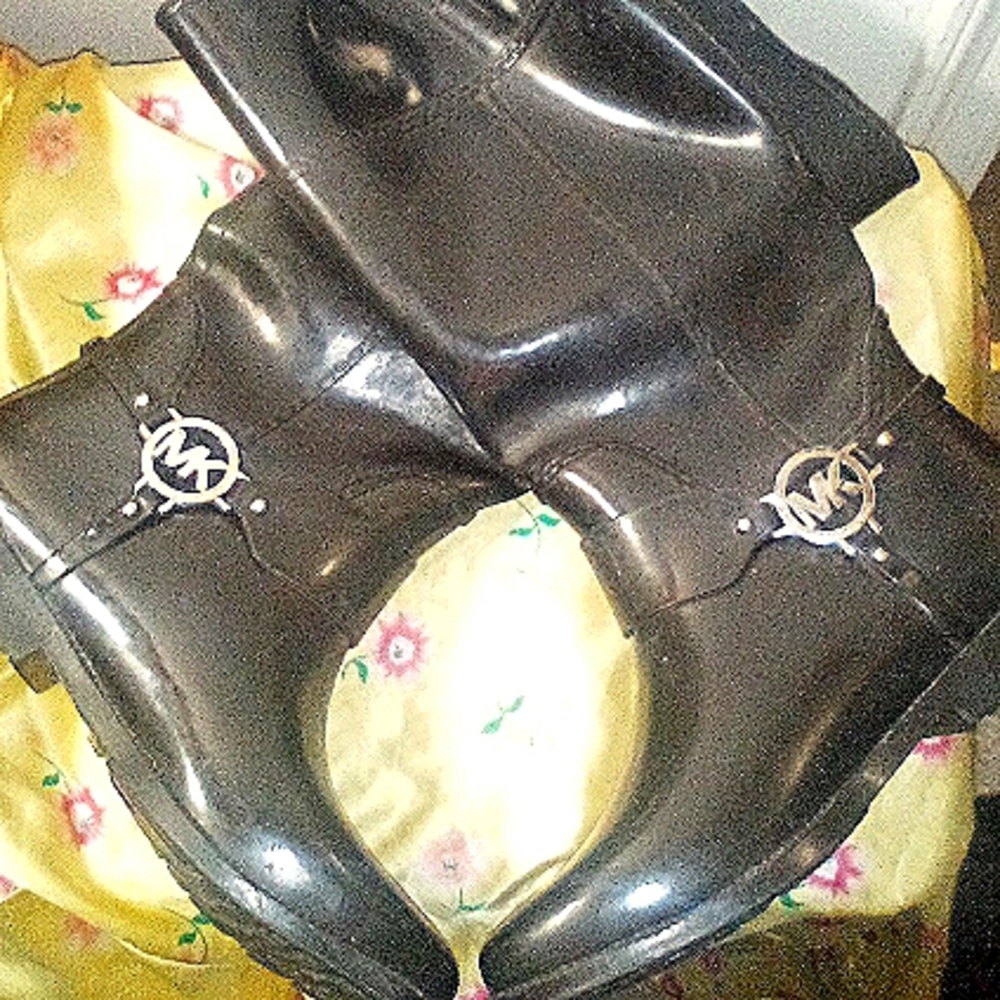 MK rainboots size 10(fairly new)